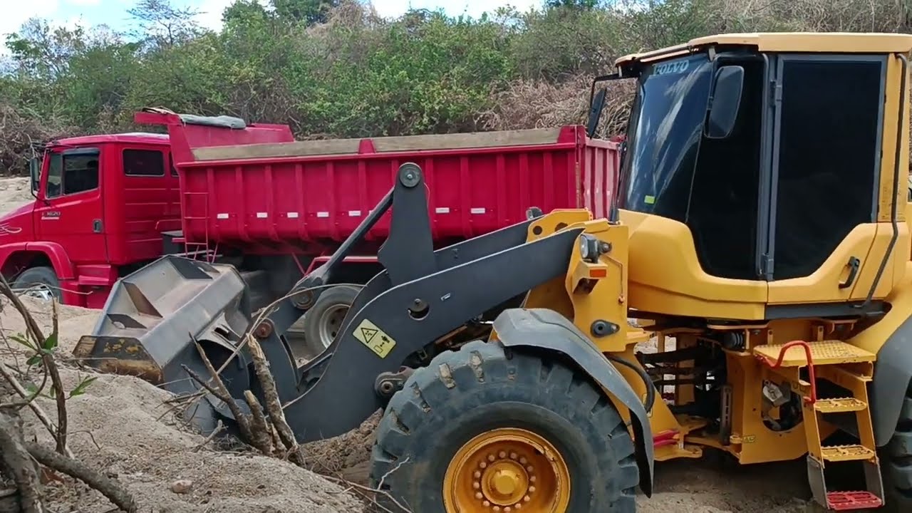 Pá carregadeira volvo L90F na extração de areia. carregamento na alta. 