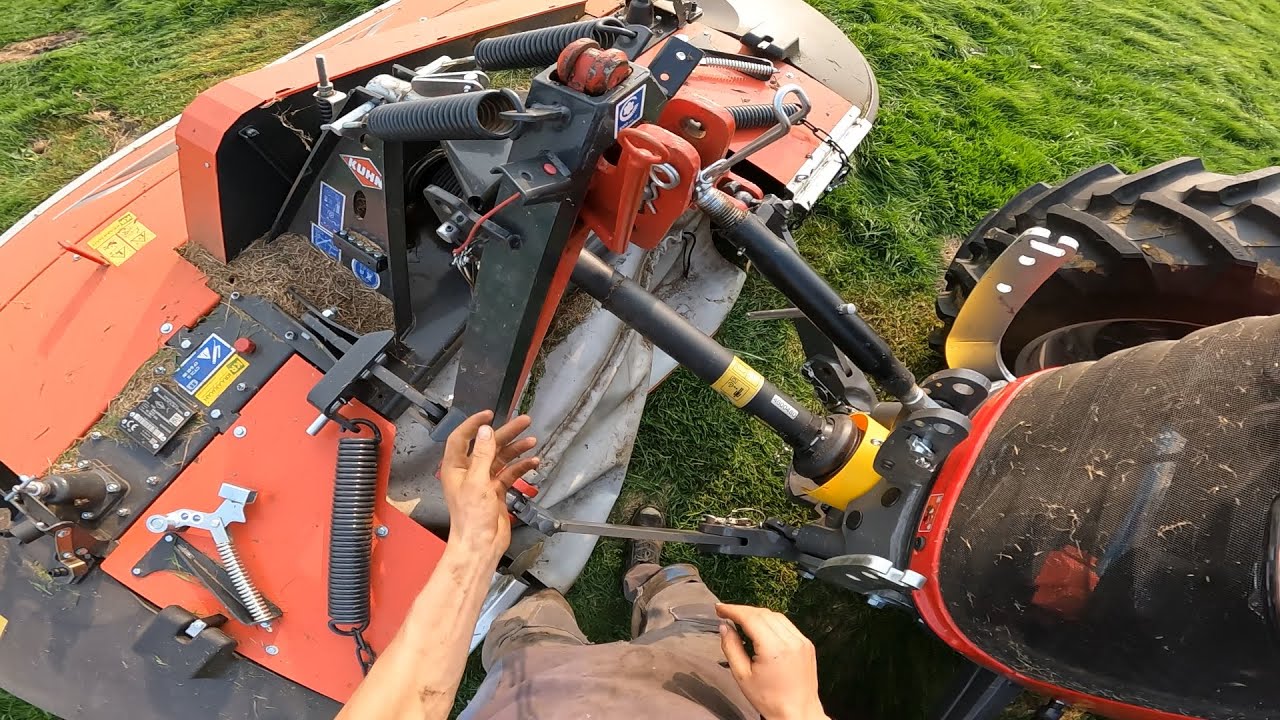 Aankoppelen en Afkoppelen frontmaaier Kuhn PZ 300 F trommelmaaier met pendelbok