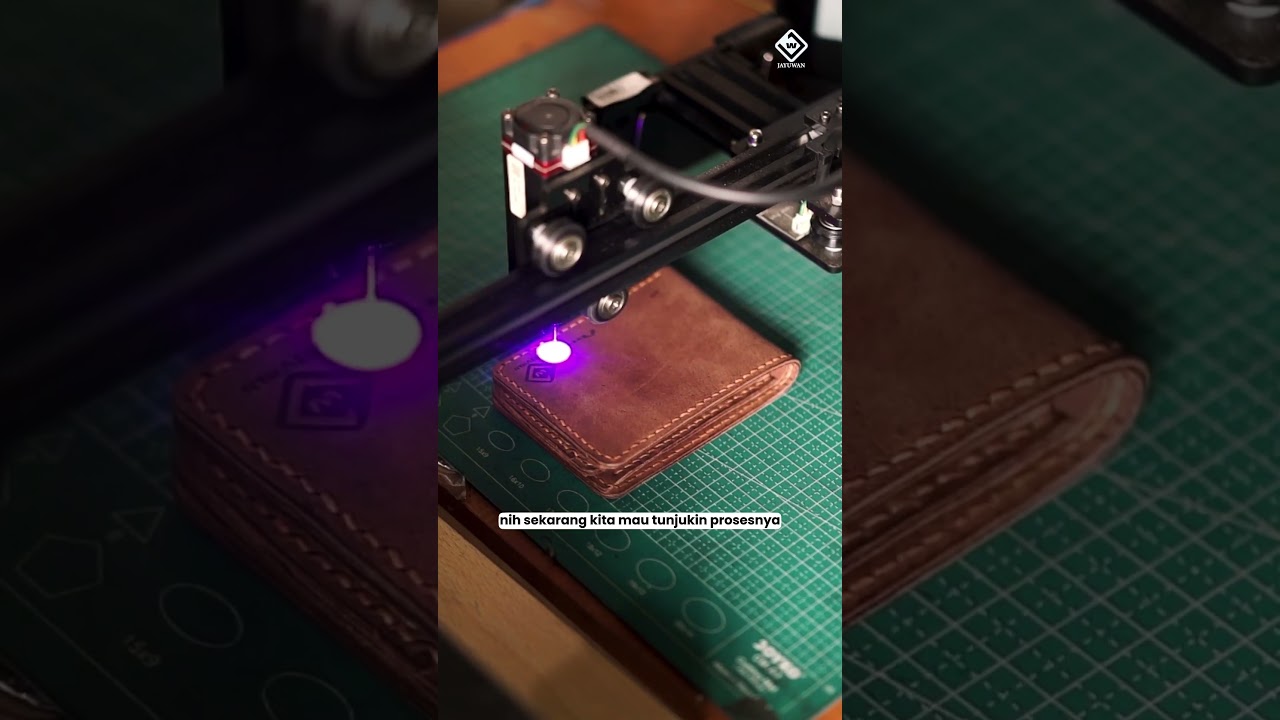 Proses Grafir Laser Nama Dompet Kulit Asli