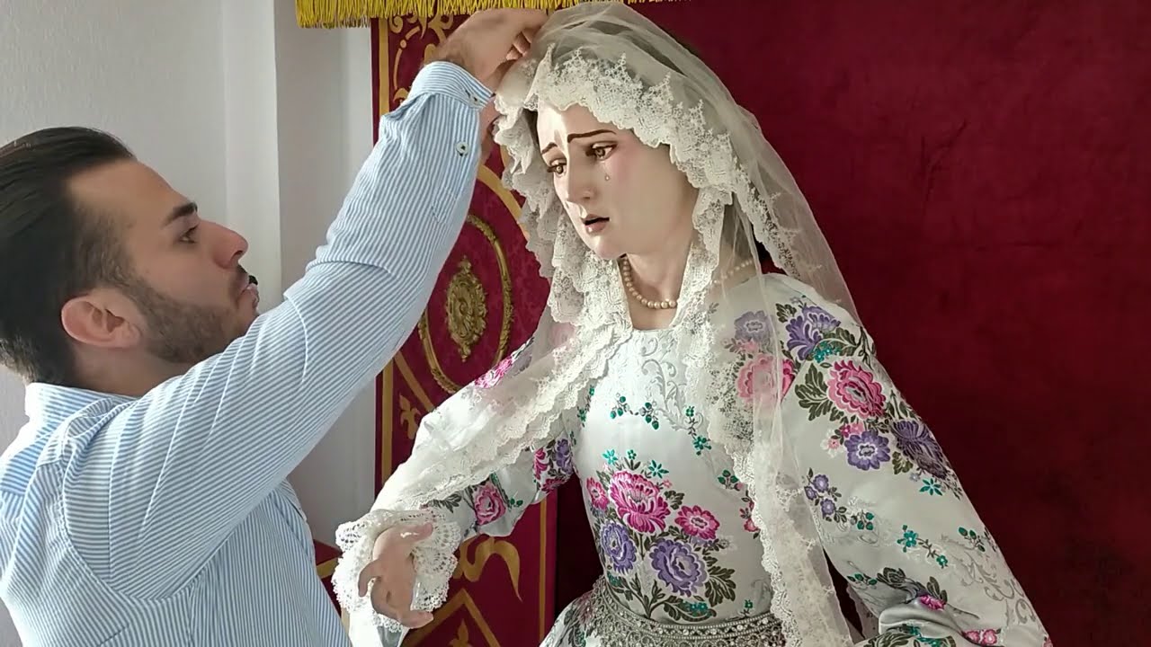 Vistiendo a la Virgen de la Caridad para Diciembre // El Rincón del Vestidor