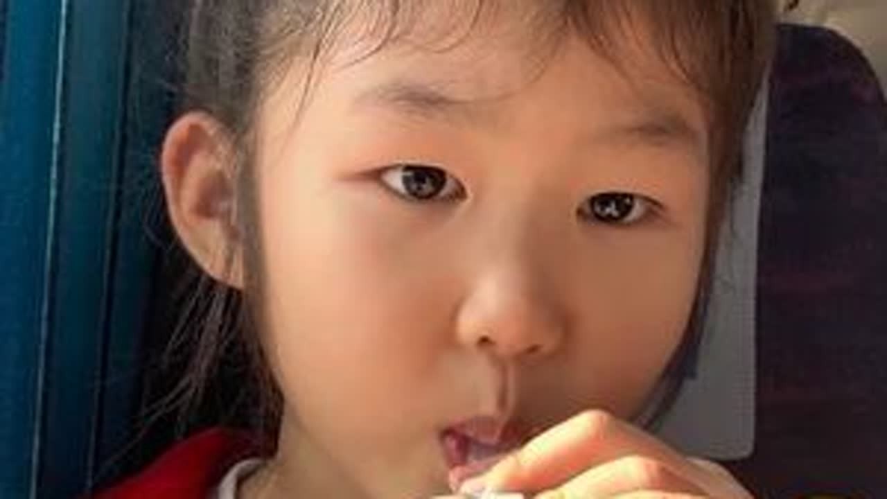 奶糖饿坏了，刚上车就拿起干方便面吃了起来，一口水一口面吃着。#vlog十亿流量扶持计划 #春运