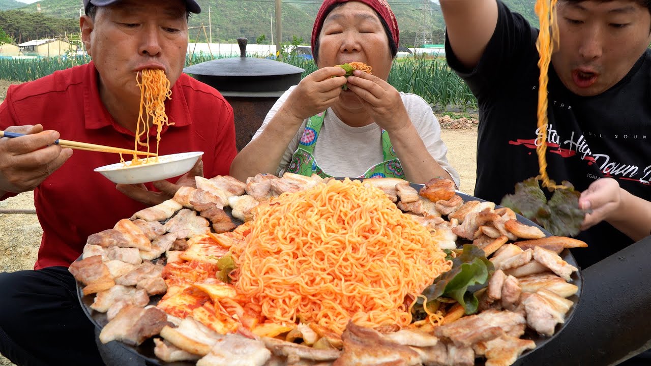 Самгёпсал, лапша бибим и кимчи, приготовленные на крышке котла - кулинарное шоу Мукбанг.