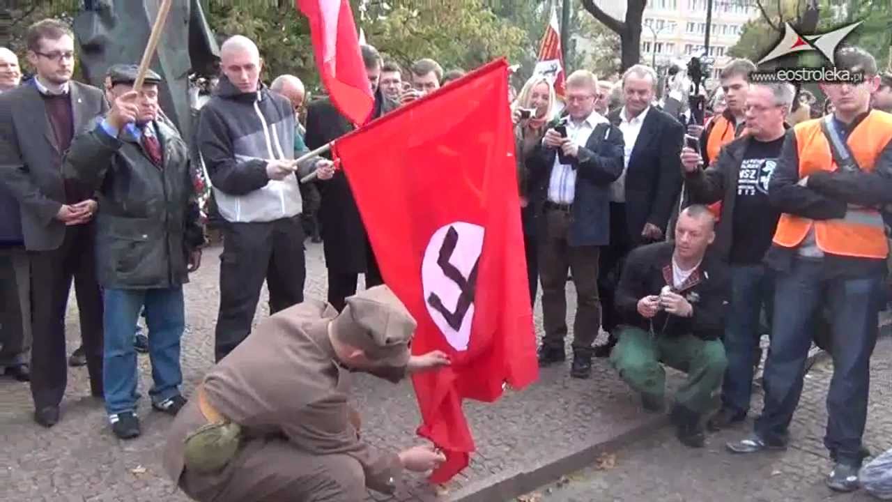 ONR-owiec w mundurze NSZ-u podpala nazistowską flagę, 22.09.2012 r.