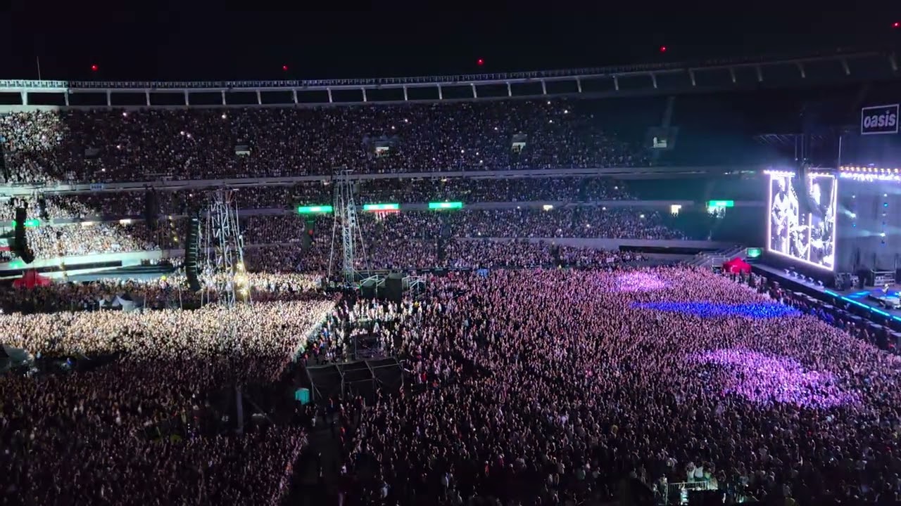 Intro + Hello, Oasis, River plate, Argentina, 15/11/25 (best crowd ever)