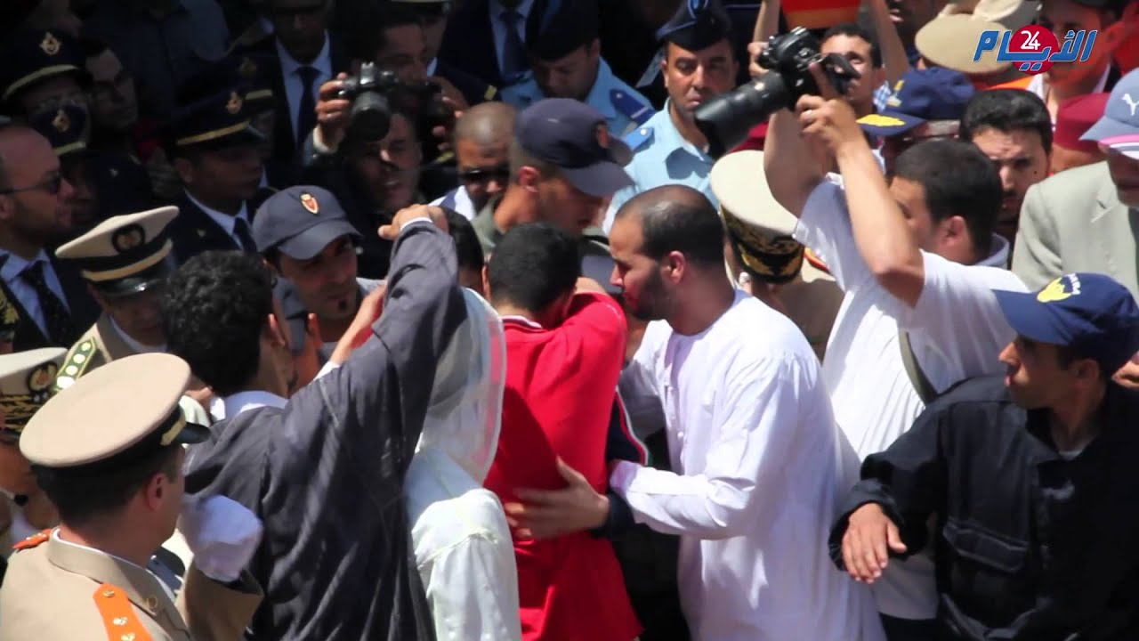 فيديو مؤثر جدا..يخرج من سجن عكاشة لرؤية جثمان أخيه الطيار ياسين بحثي