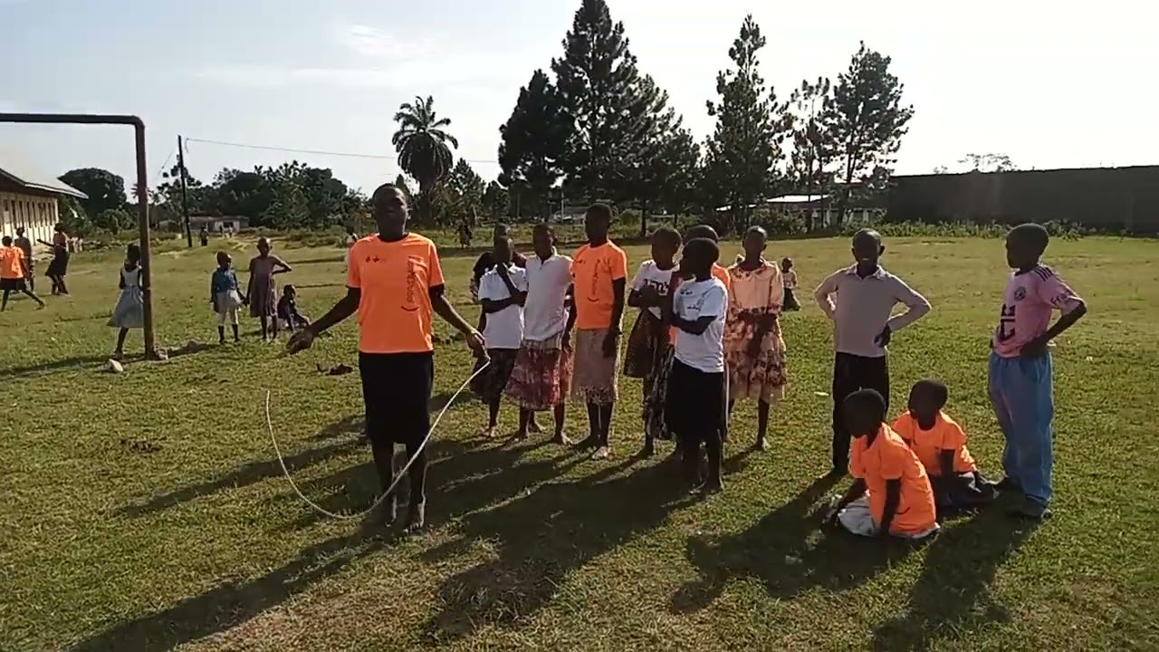 WATOTO WAKI FURAHIA MICHEZO