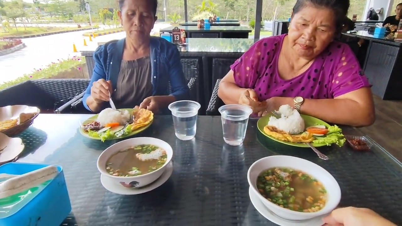Sedapnya semua||kita ber4 makan ditengah jalan