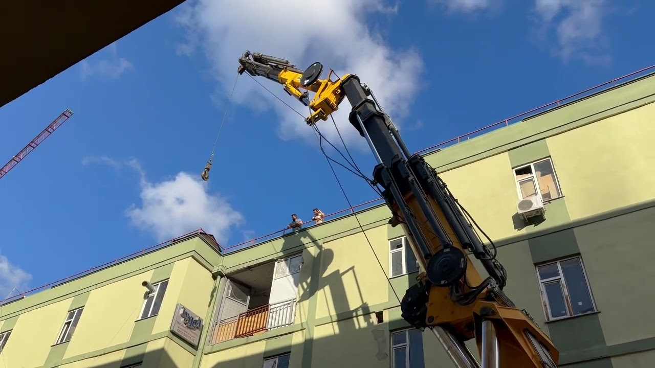 Çift Kırma Dev Vinç ile 2 Tonluk Makineyi Çatıya Koyduk