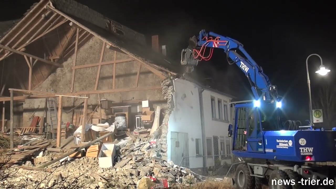 Feuerwehr und THW im Großeinsatz nach Gebäudeeinsturz in Breit