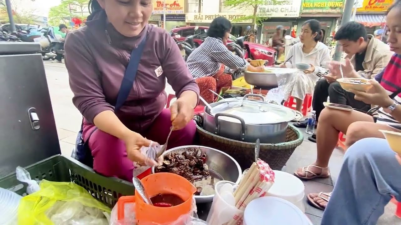 ẨM THỰC CỐ ĐÔ BỮA SÁNG CÓ CHÁO GẠO ĐỎ CÁ BÓNG KHO-HUẾ NGÀY MƯA