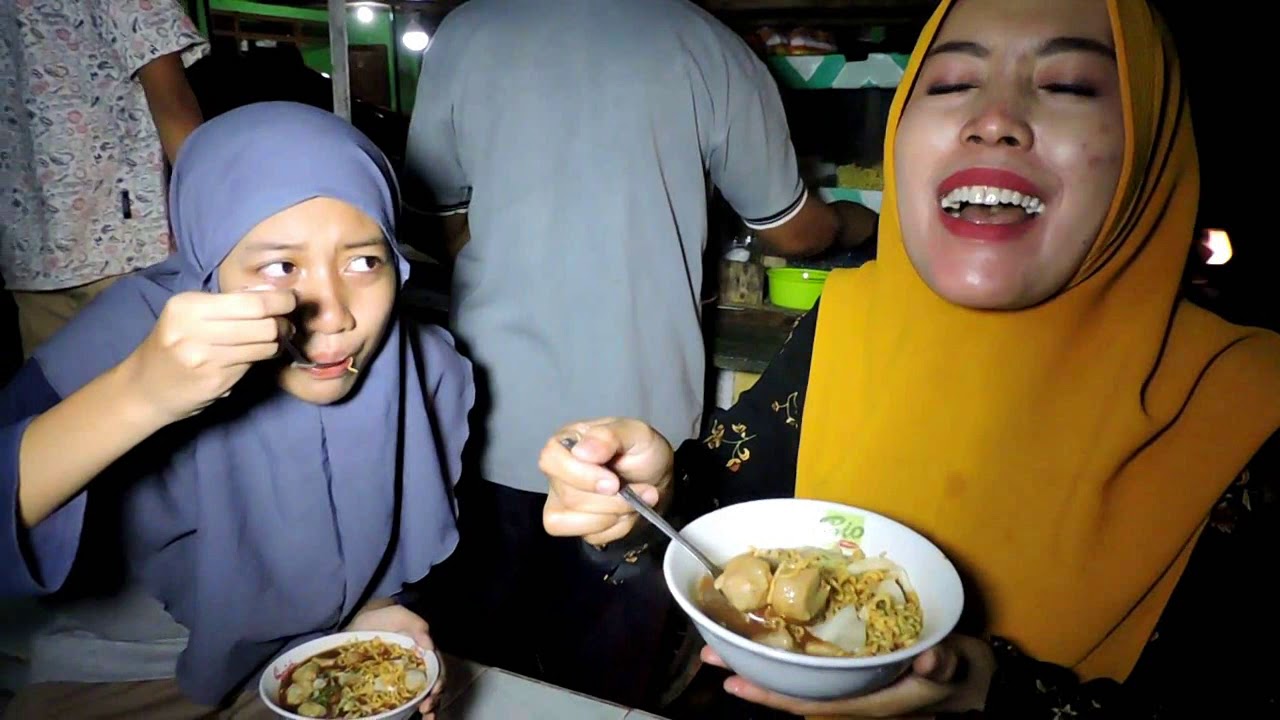 JUALAN SEJAK NOK ETI KECIL !!! BAKSO ENAK DI MALAM LEBARAN 1441 HIJRIYAH