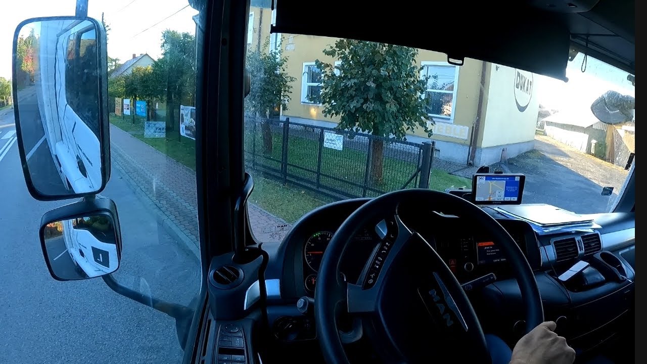 Dojazd na rozładunek. Widok z kabiny ciężar&oacute;wki MAN