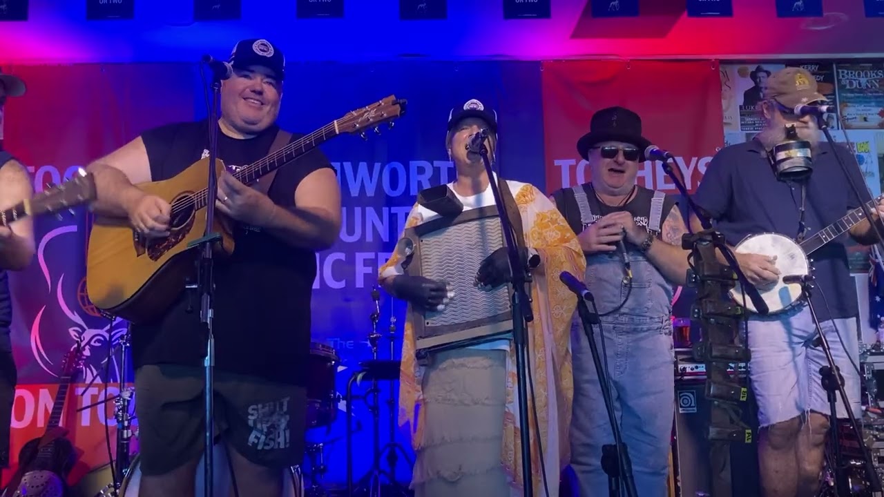 WOMAN@TwoDucksDoingtheBlues 