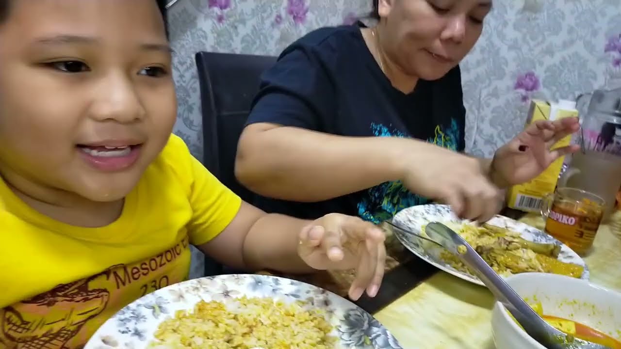 KITA DINNER DI RUMAH SAHAJA HARI INI #dinnertime #makanbersamakeluarga #eating 