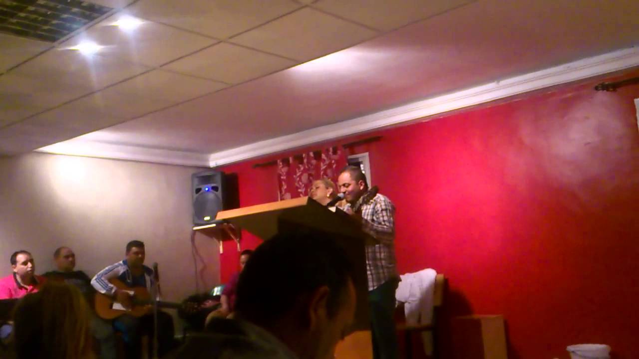 h juan y su compañera en la iglesia de los Asperones