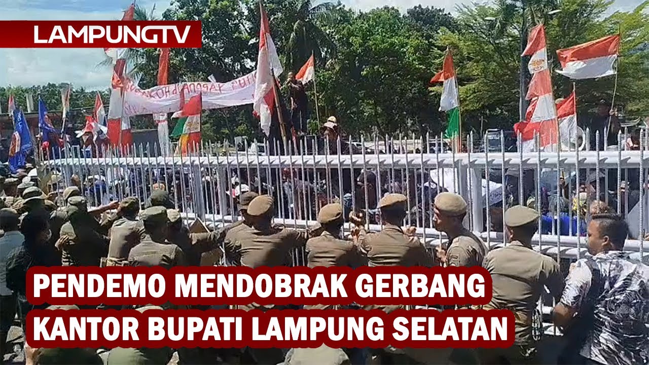 Pendemo Dobrak Gerbang Kantor Bupati Lampung Selatan