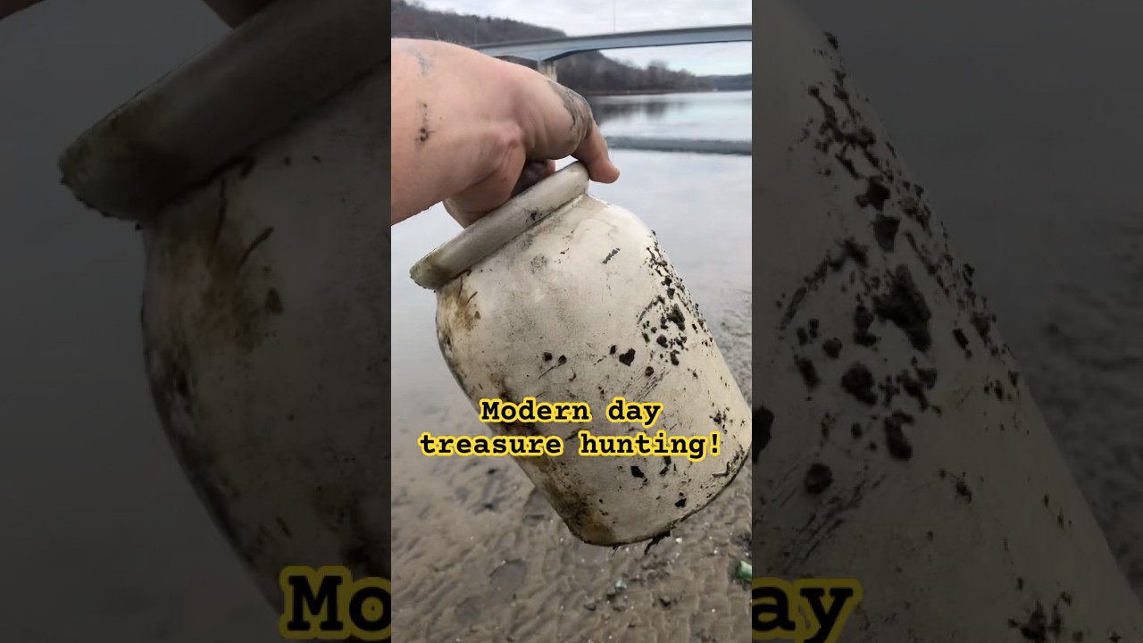 Старинный глиняный горшок, найденный во время сплава по реке Мононгахила. 