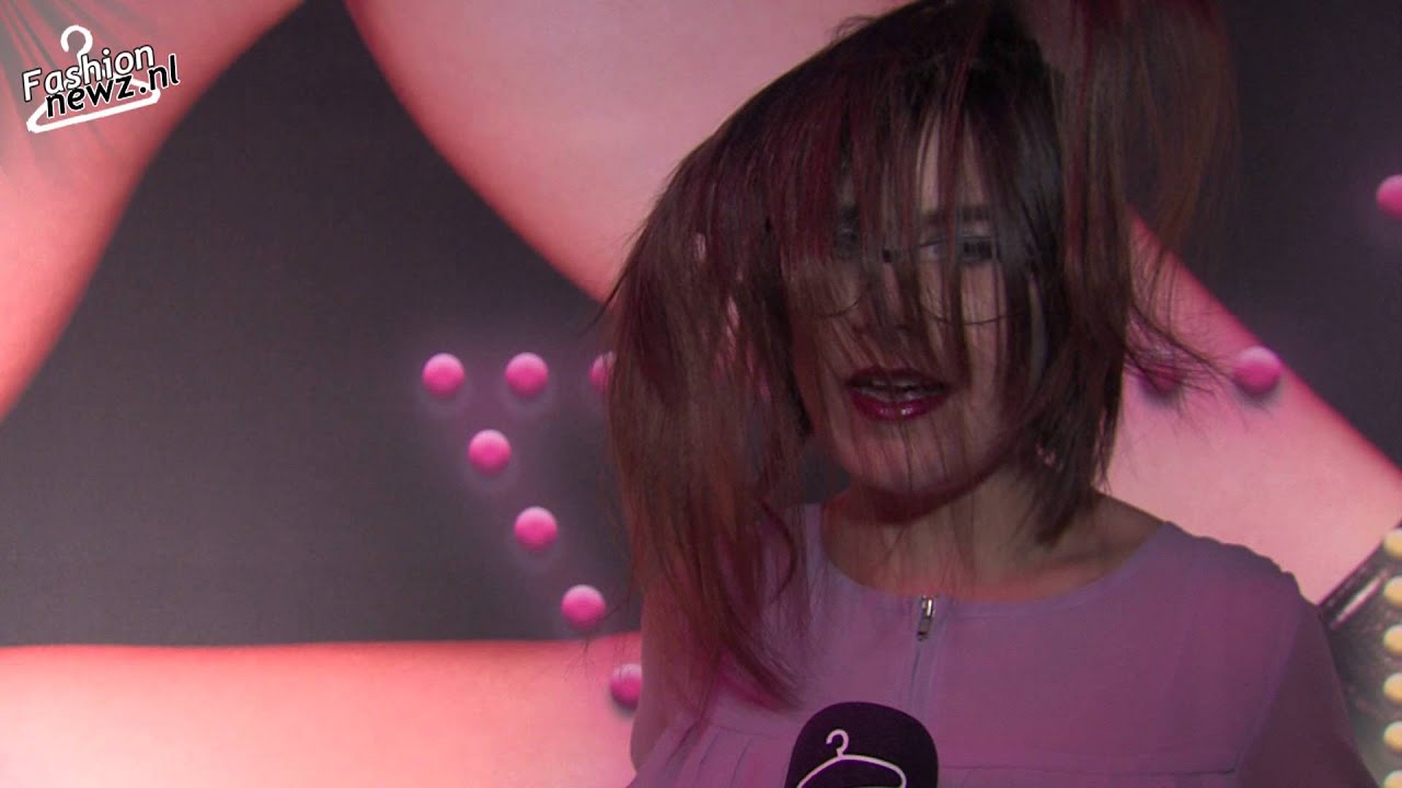 Ymke Wieringa en haar opmerkelijke kapsel bij ELLE Style Awards