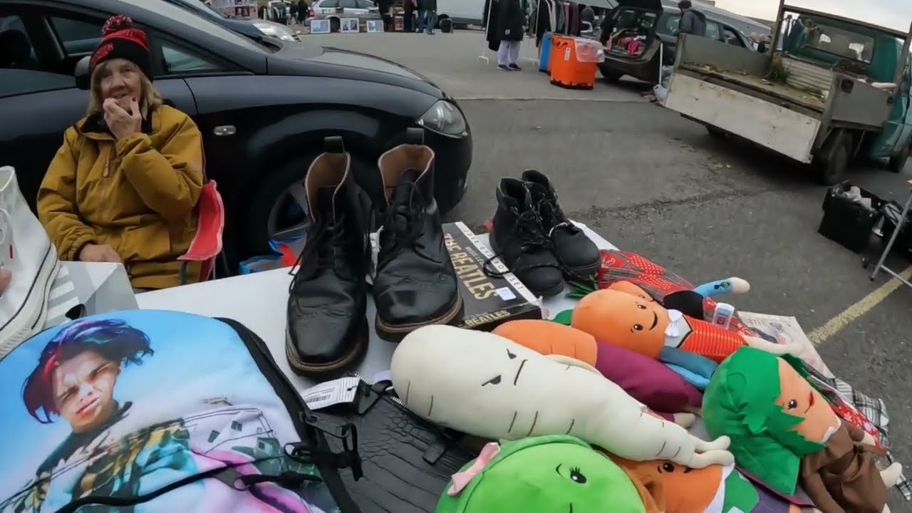 Воскресное утро, багажник автомобиля, немного, но всё же есть кое-какие выгодные предложения