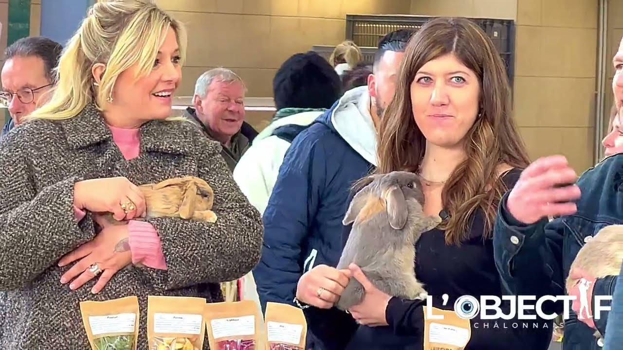 Flavie Flament sous les Halles du marché de Châlons pour le tournage de Flavie en France.