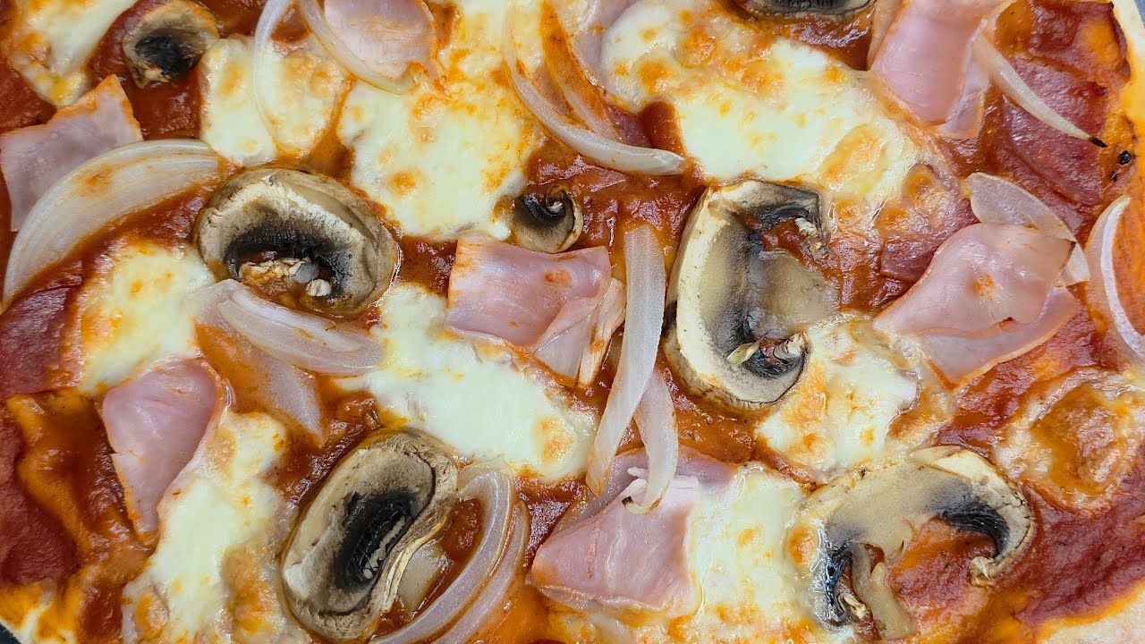 Сегодня у нас дома пицца, и мама готовит её с нуля.