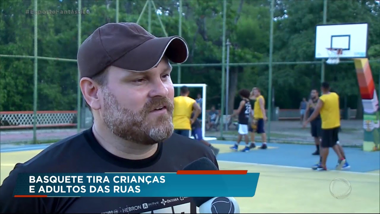 Basquete tira crianças e adultos das ruas