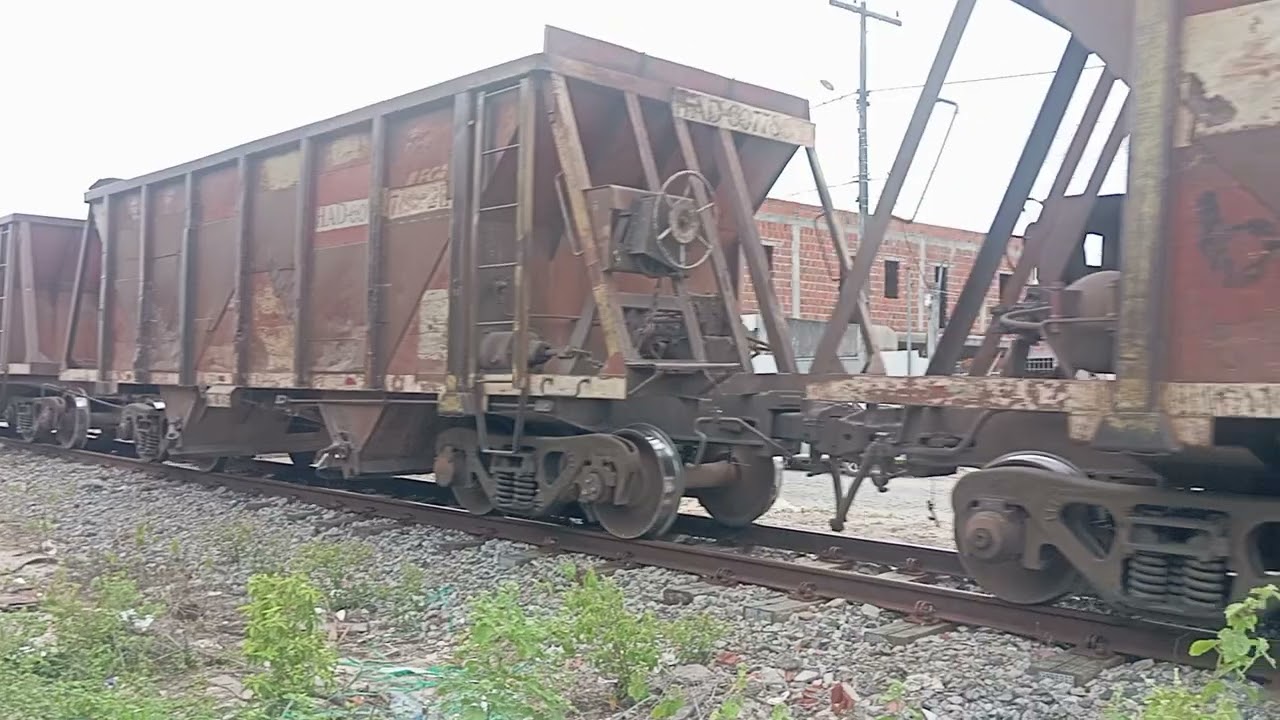 VL!: trem vazio chegando com um vagão de areia 