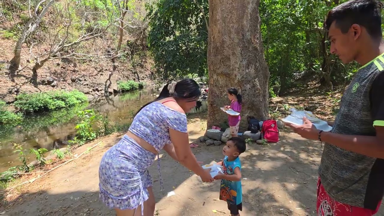 Venimos a acomer al rio en familia 😊