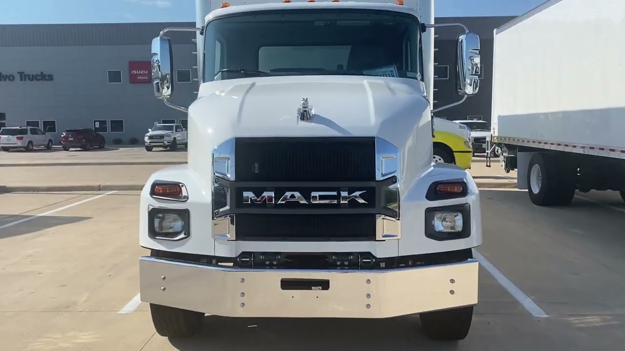 Mack MD6 with 26 ft Van Box