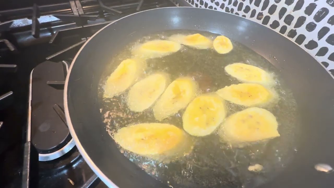 Canoa de plátano con camarones cilantro ají pimentón cebolla tomate huevo hervido 