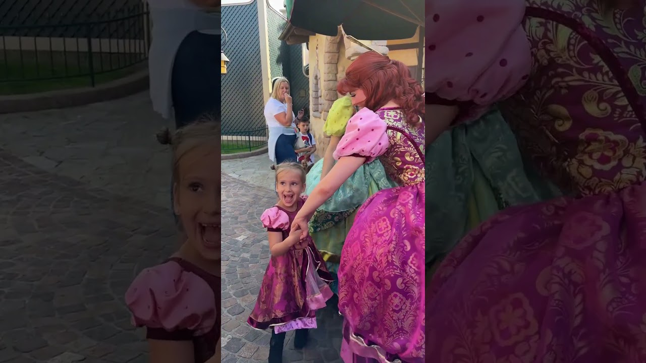 Kids happily meet their favorite Disney characters🥰💕#disney #disneyland #kids #cutekids