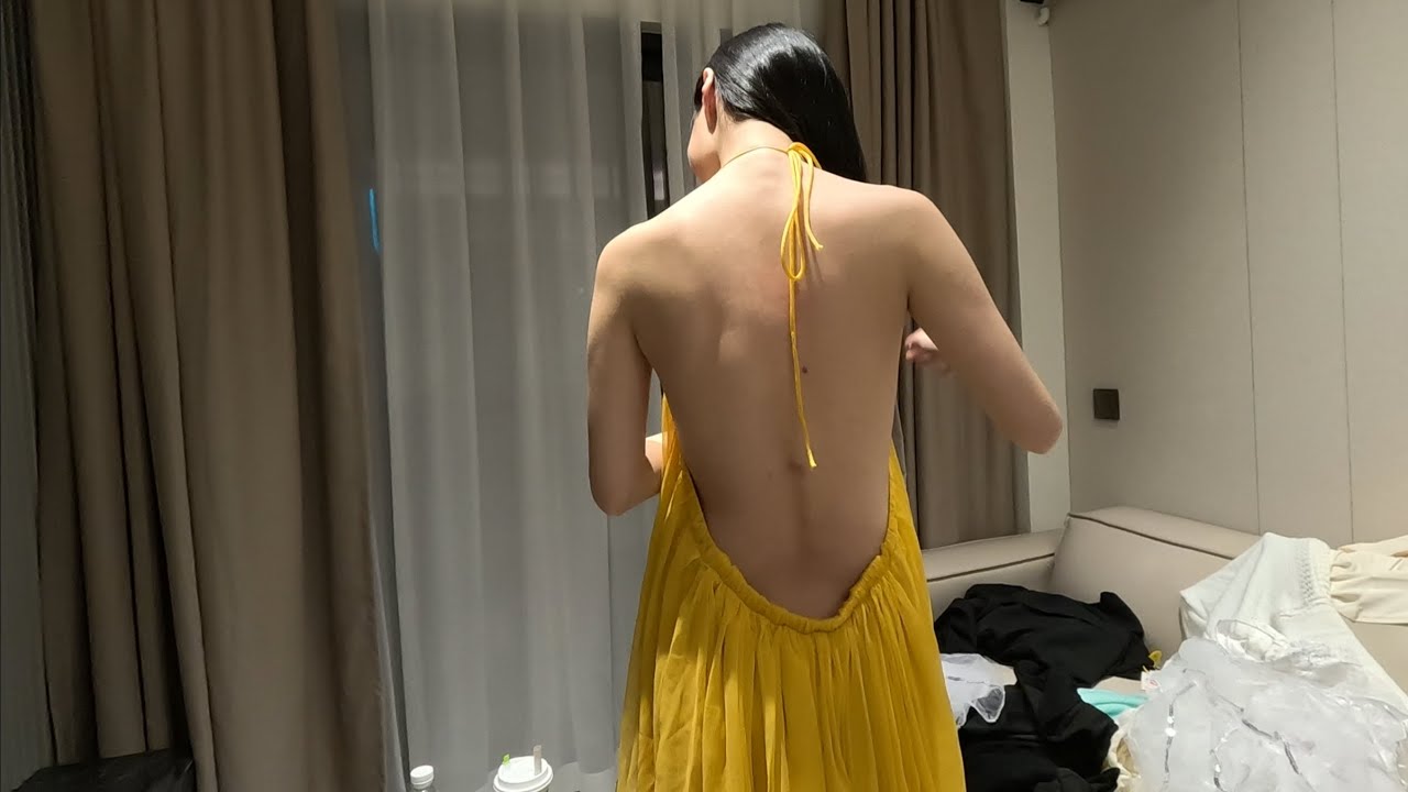 甜美的可可展示我们一款打算自己穿的露背连衣裙