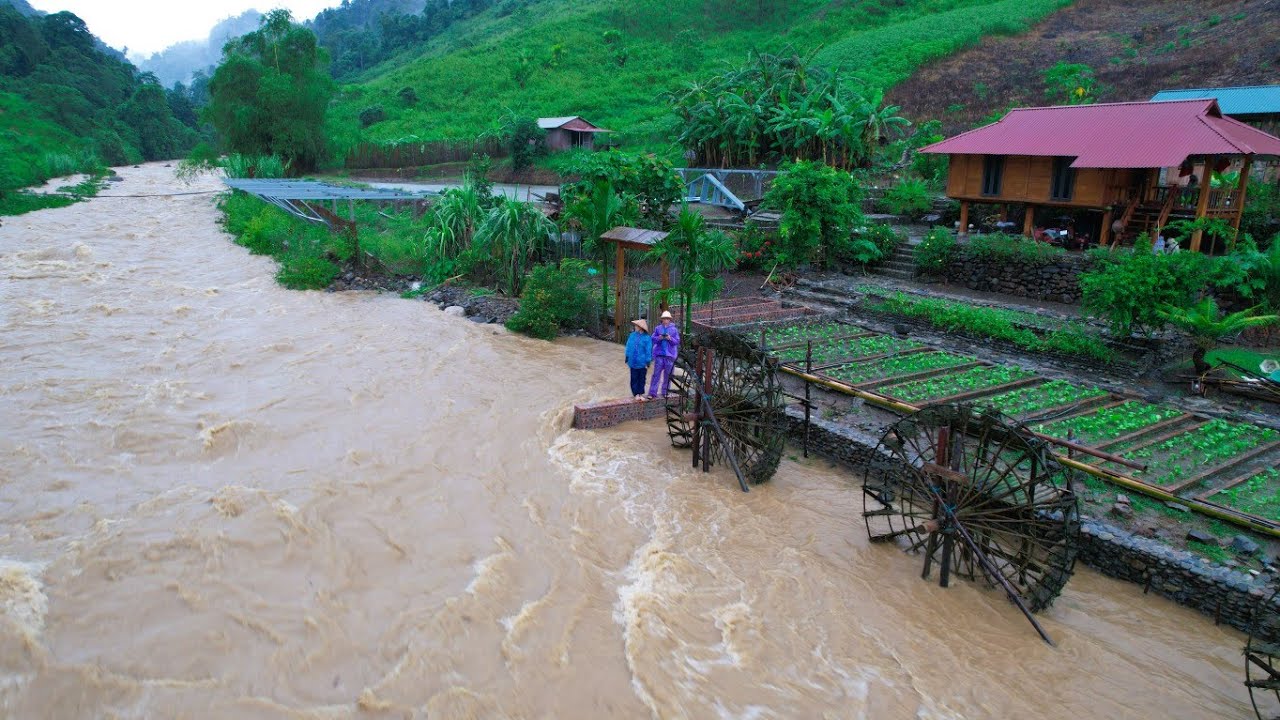 Строительство автономного дома площадью 300 м² на берегу реки после штормаПриродная песчаная плотина
