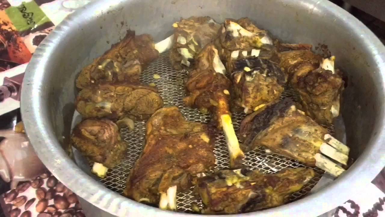 اسامه القصار مندي اللحم في الفرن  بطريقه احترافيه وناجحه بتاريخ ١٥-١٢-٢٠١٥