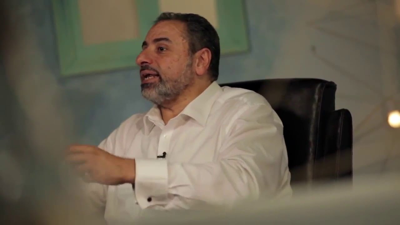 شاب يسأل خلف الكاميرا: هل خلقنا ﷲ ليتسلى بنا؟