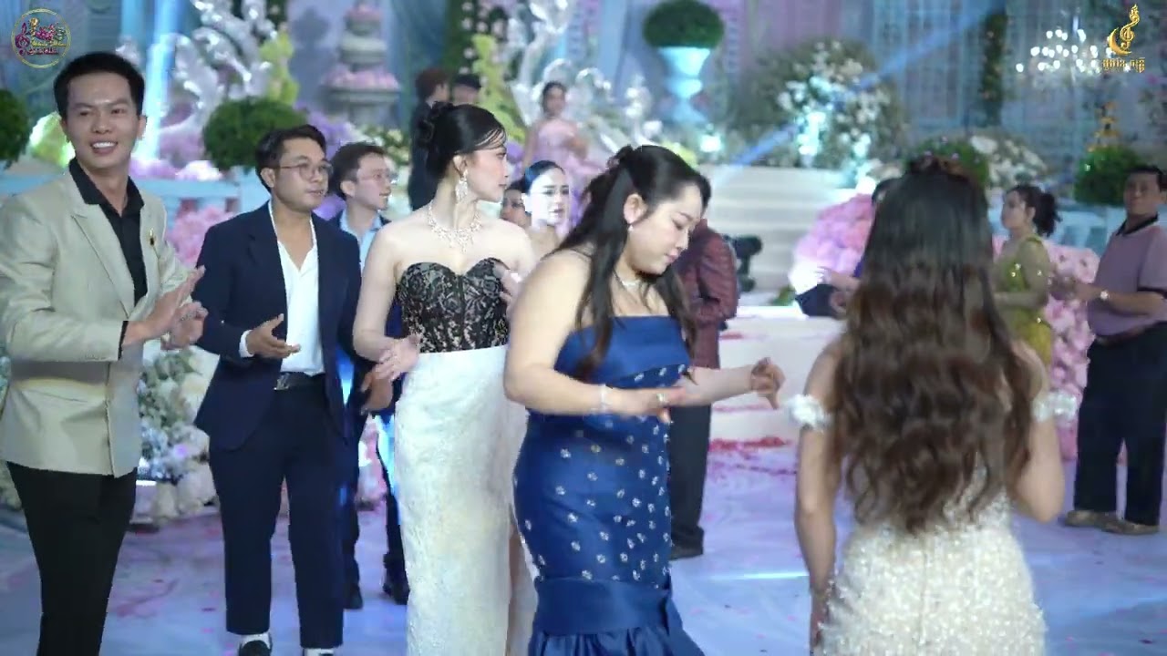 រាំវង់អង្គរ. ច្រៀងរួមគ្នា ដោយក្រុមដួងខែតន្ត្រី. 