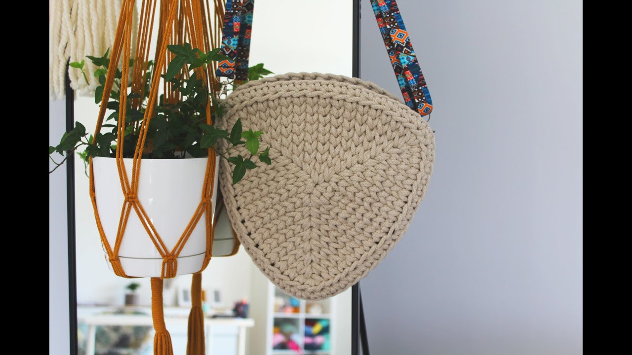 Triangle crochet bag pattern. Trójkątna torebka na szydełku, ścieg tkany.