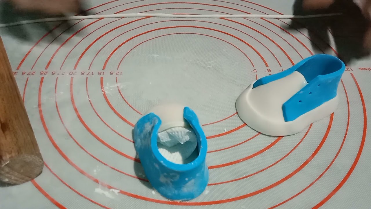 HOW TO MAKE FONDANT BABY SHOES CAKE TOPPER/BABY SHOES FONDANT TOPPER