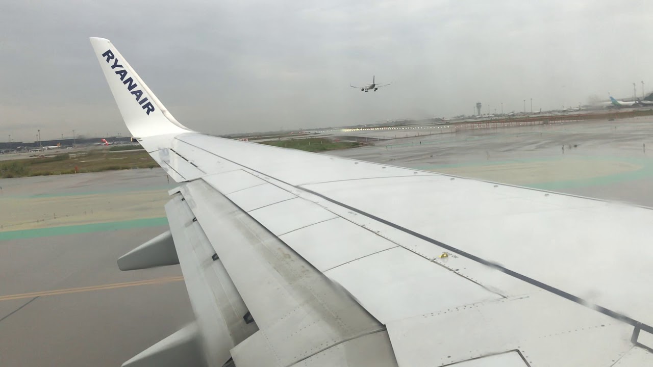 Ryanair 737-800 Take Off Barcelona
