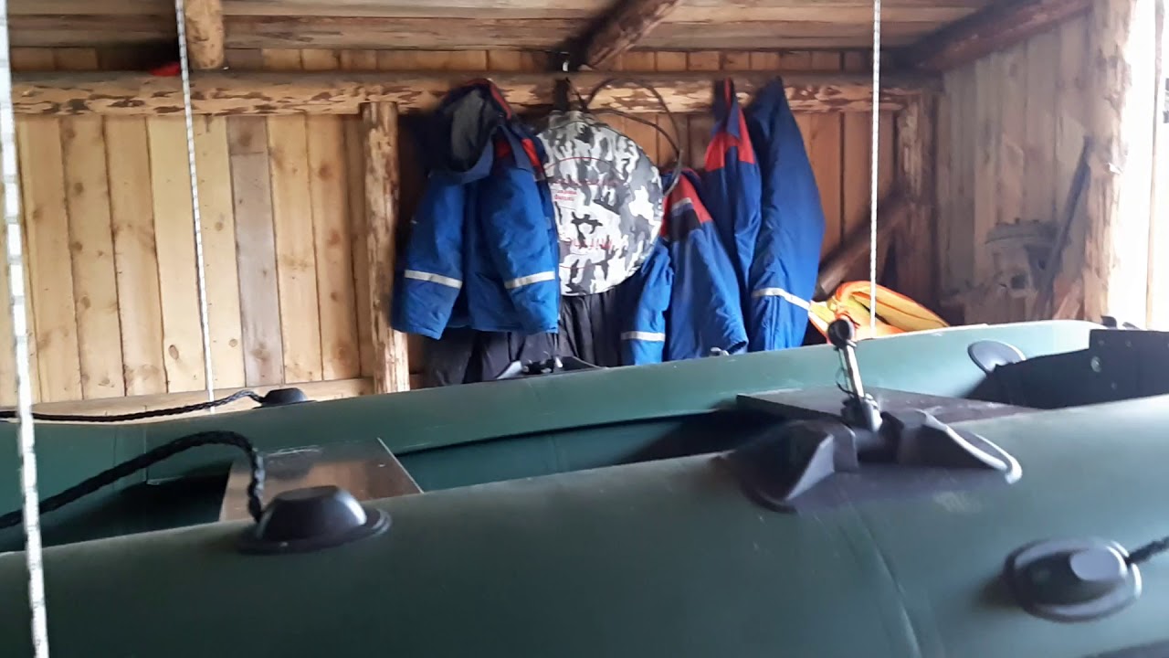 Лодка в гараже под потолком