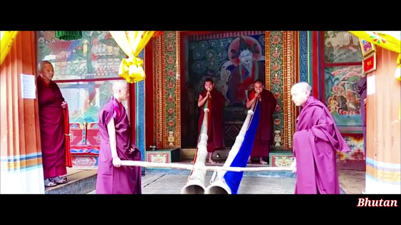 Dungchen or long trumpet | Monks with Trumpet or Buddhist horn