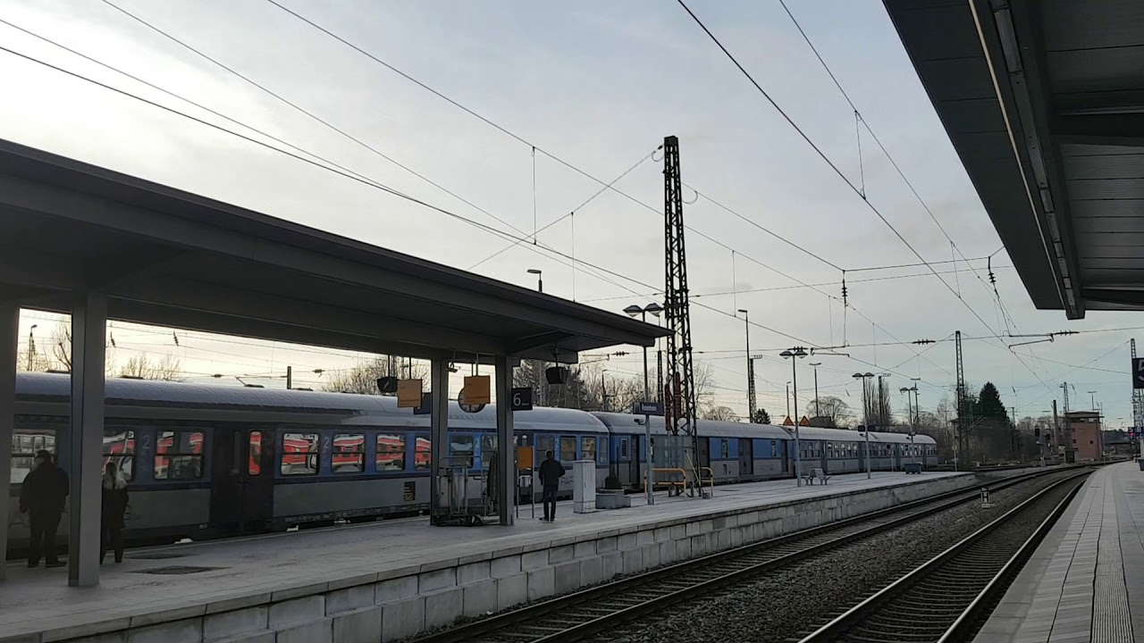 Einfahrt BR1142 654 mit Eishockey Sonderzug aus Plattling