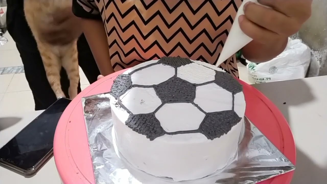 kue ultah tema bola, mudah banget bikin nya, simple aja gais
