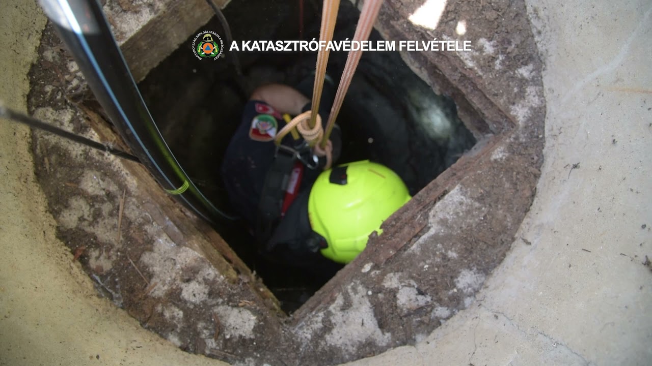 Cicamentés egy 25 méteres kútból