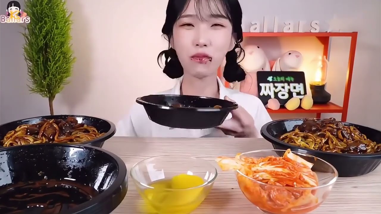 Korean female anchor is super healing and eating broadcast! Let's eat 8 bowls of delicious frie