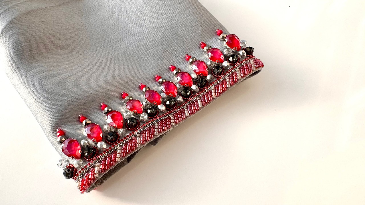 A special idea for the luxurious border embroidery of bright red basangs