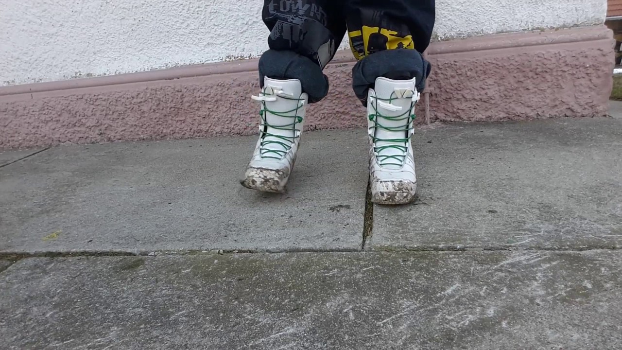 Snowboard soft Boots muddy