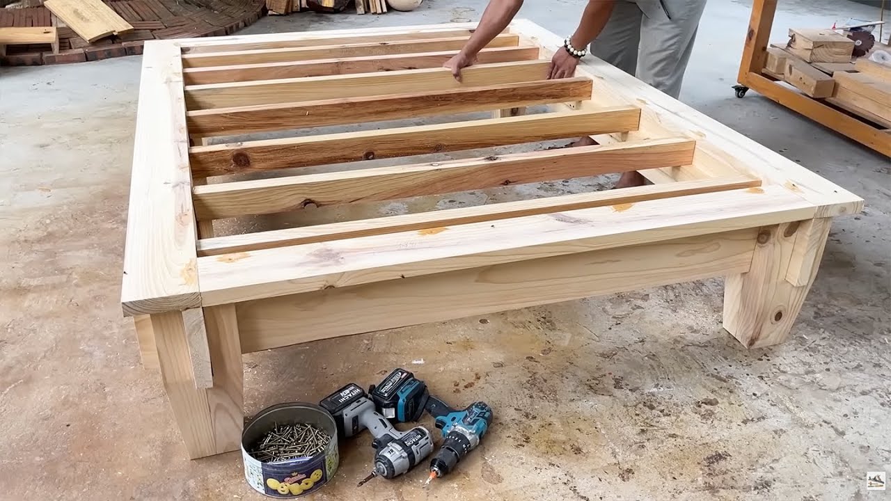 Master Woodworker Builds a Monolithic Bed Using Perfect Hand-Cut Cross Joints