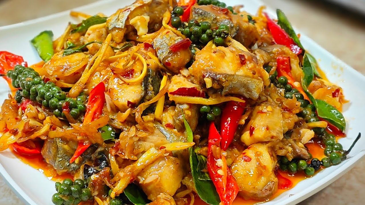 ឆ្ងាញ់ណាស់ ត្រីប្រាឆាម្រេចខ្ចី ធ្វើរបៀបនេះត្រីប្រាមិនឆ្អាបទេ Delicious food channel