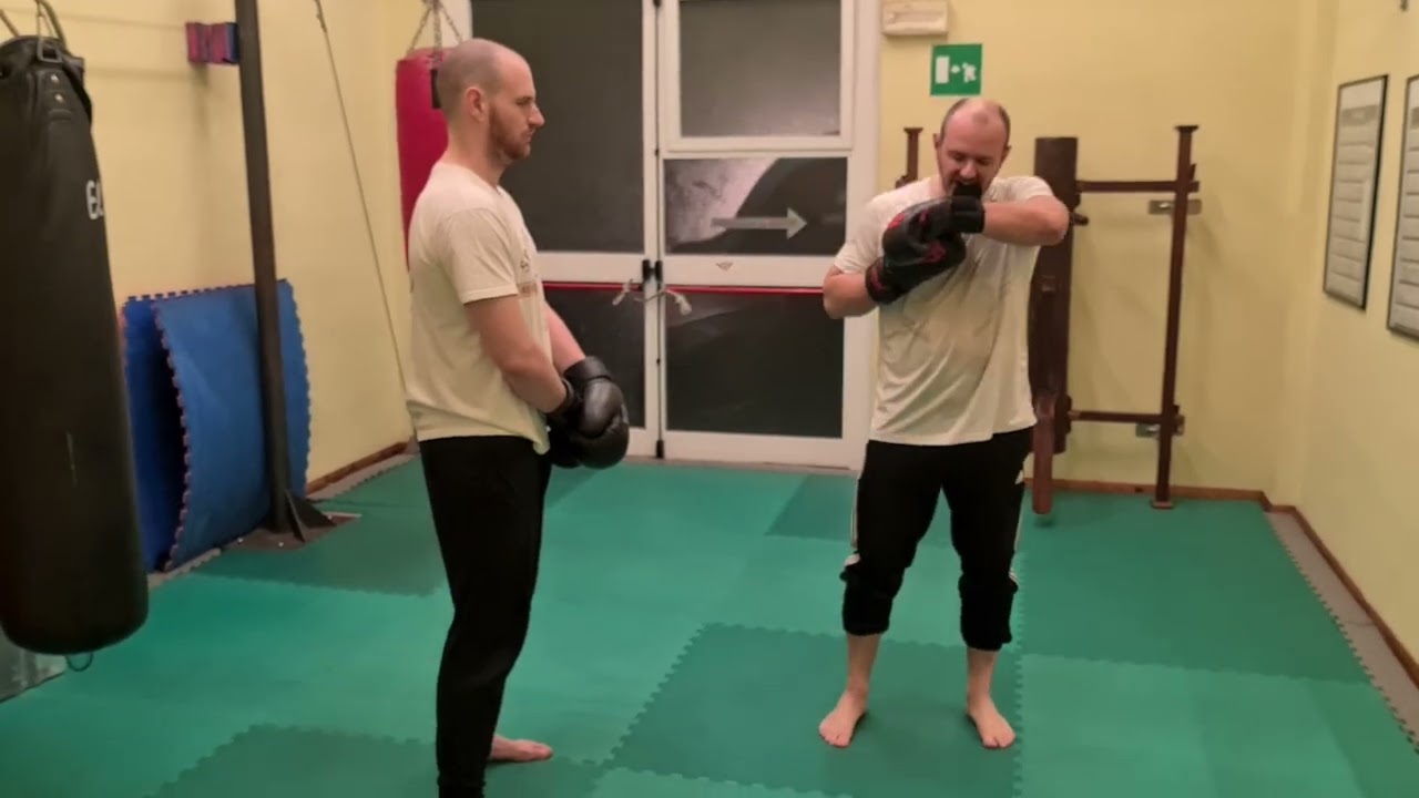Sifu Alessio spiega come utilizzare il Kwan Sao nello Sparring -- Syntesis Method--